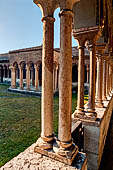 Verona, Cattedrale di San Zeno, dettagli del chiostro romanico-gotico.